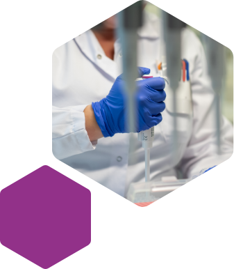 Admescope lab team employee working with quantification with ELISA